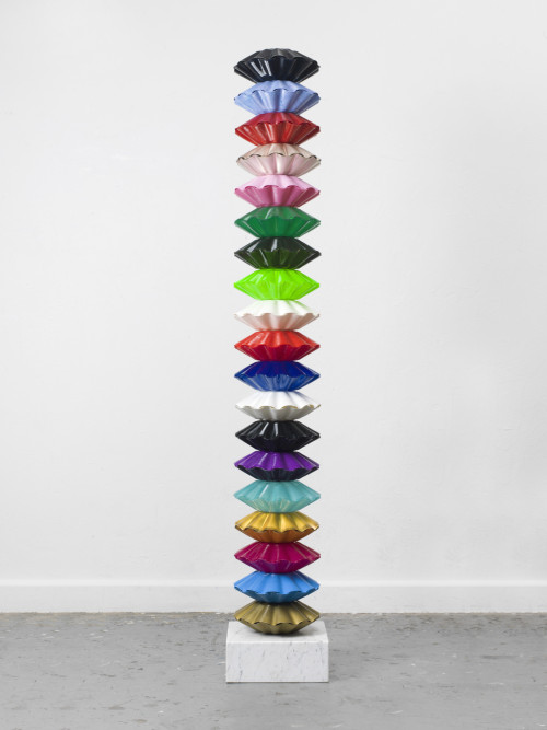 
     <i>Anselm Säule</i>, 
     2017<br />
     compression-molded records, metal bar, marble plint, 
      200 x 33 x 33 cm<br />
     