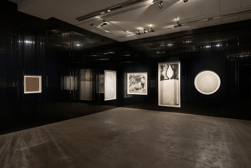 
     <i>Auf Wasser schlafend rauscht das Meer (exhibition view), Wentrup, Berlin, 2015</i>, 
     <br />
      
     <br />
     