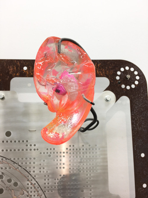 
     <i>Liver (map / active)</i>, 
     2018<br />
     agate egg pink with crystaline, pigment, resin, aluminium work in the background in cooperation with Genghis Khan Fabrication Co., 
      25 x 15 x 10 cm<br />
     