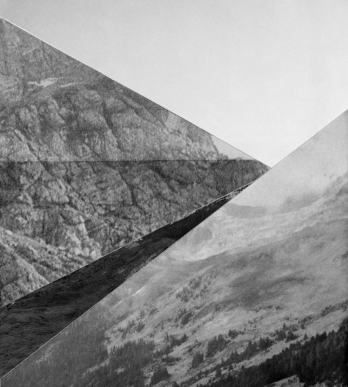 
     <i>Front</i>, 
     2019<br />
      
      40 x 36 cm<br />
     