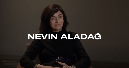 »VOLKSWAGEN ART4ALL – ONLINE EDITION | with Nevin Aladağ«, 2020<br /><br />Ein aufgezeichnetes Gespräch mit der Künstlerin Nevin Aladağ zum Verhältnis von Kunst und Musik in ihren Videos und Skulpturen
Im zweiten Teil der Podcast-Reihe der Volkswagen ART4ALL Online Edition zum Verhältnis von Kunst und Musik spricht Nevin Aladağ über einige ihrer Videos und Skulpturen. Ausgangspunkt ist ihr Video Voice Over (2006) aus der Sammlung der Nationalgalerie, die in der kommenden Ausstellung Magical Soup zu sehen sein wird. Während sie in diesem Video zum ersten Mal Instrumente wie eine Mundharmonika und ein Schlagzeug durch die Natur zum Klingen bringen lässt, erweitert die Künstlerin dieses Verfahren in der 3-Kanal-Video-Installation Session (2013). Seit 2014 entwirft Aladağ ungewöhnliche Skulpturen, die Elemente von Instrumenten enthalten. Sie können von Musiker*innen bespielt werden, wodurch visuelle und akustische Formen in Wechselbeziehung zueinander gebracht werden. 