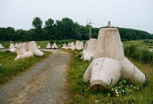 
     <i>Wellenbrecher (Wave-Breaker)</i>, 
     2016<br />
     Installation in public space, Emscherkunst Triennial, 2016, 
      60 concrete tetrapods (2,20 × 2,20 × 2,20 m each, 6 tonnes)  130 × 20 m​​<br />
     