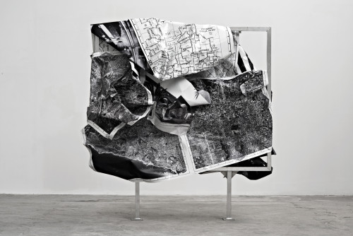 
     <i>b/w-L.A</i>, 
     2014<br />
     aluminium, stainless steel, digital print, 
      255 x 255 x 90 cm<br />
     