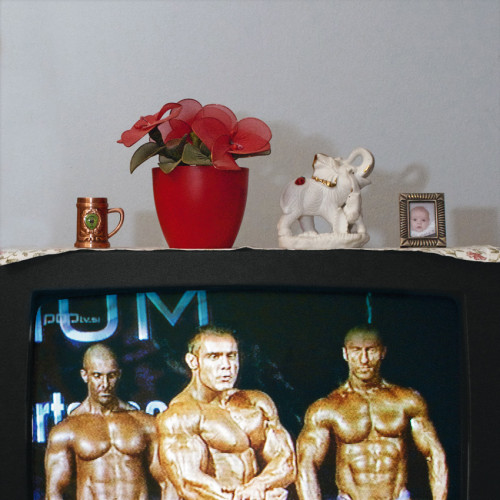 
     <i>Die Welt im Wohnzimmer: Das Fernsehgerät als Sockel und Hausaltar (The World at Home. The TV as plinth and house altar)</i>, 
     2001/09<br />
     Series of 50 color photographies, 
      52 x 52 cm<br />
     