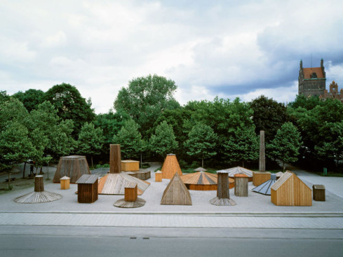 
     <i>Gehäuse für Denkmäler und Brunnen, eine Ansiedlung von zwanzig Winter-Verkleidungen und -Ummantelungen</i>, 
     2000<br />
     Casings for Monuments and Fountains, a Settling of 20 Winter-Coverings, Munich 2000, 
     <br />
     