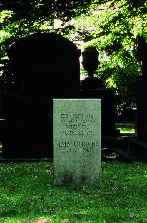 
     <i>Denken Sie immer daran, mich zu vergessen! Timm Ulrichs, 31.3.1940, Grabstein</i>, 
     1969<br />
     Chalk and dolomite, 
     <br />
     Always Remember To Forget Me! Timm Ulrichs, 3-30-1940, Gravestone