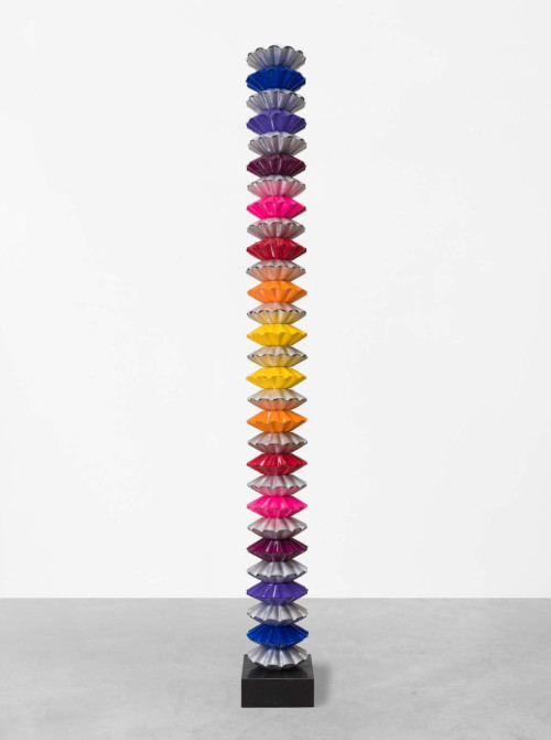 <i>Von Gelb zu Blau</i>, 2022<br />compression-molded records and lasers, metal bar, marble plinth, 296.2 x 37 x 37 cm<br />