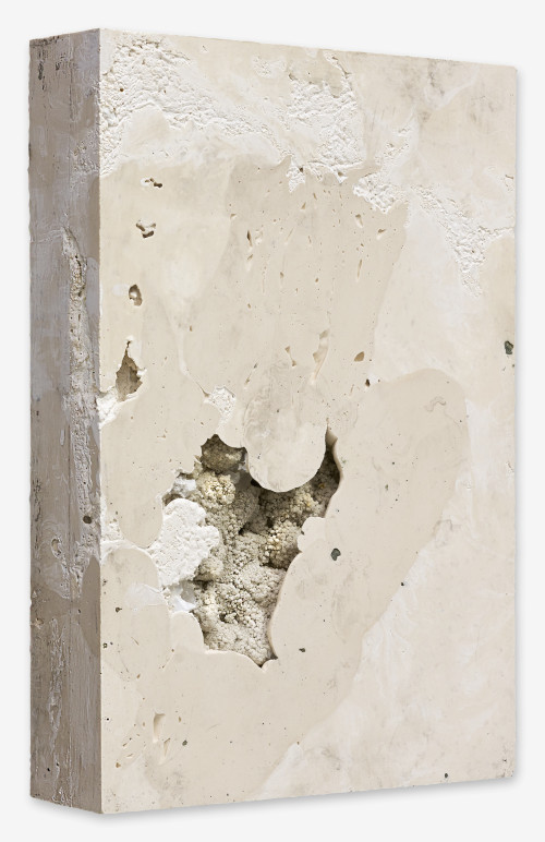 <i>IWM 6</i>, 2022<br />Pigmentet jesmonite and minerals, 30 x 21 x 5 cm<br />